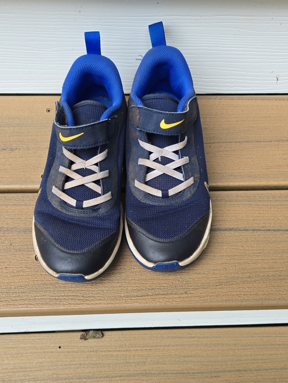 Nike Omni Multi-Court shoes in 'Midnight Navy Saturn Gold'